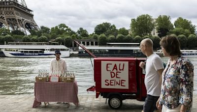 Un artista vende botellas de agua del Sena para denunciar costo de la descontaminación para los JJ OO de París