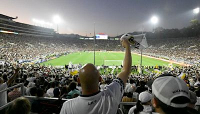 LA Galaxy y LAFC chocan en la cima del Oeste en cita especial en el Rose Bowl