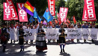 Reducción de jornada y mejores salarios, el grito de los grandes sindicatos en su manifestación en Asturias