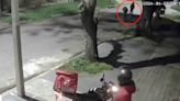 Wild moment muggers try to rob delivery driver in Uruguay