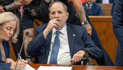 Neuer Prozess wohl im September: Harvey Weinstein an Rollstuhl gekettet vor Gericht