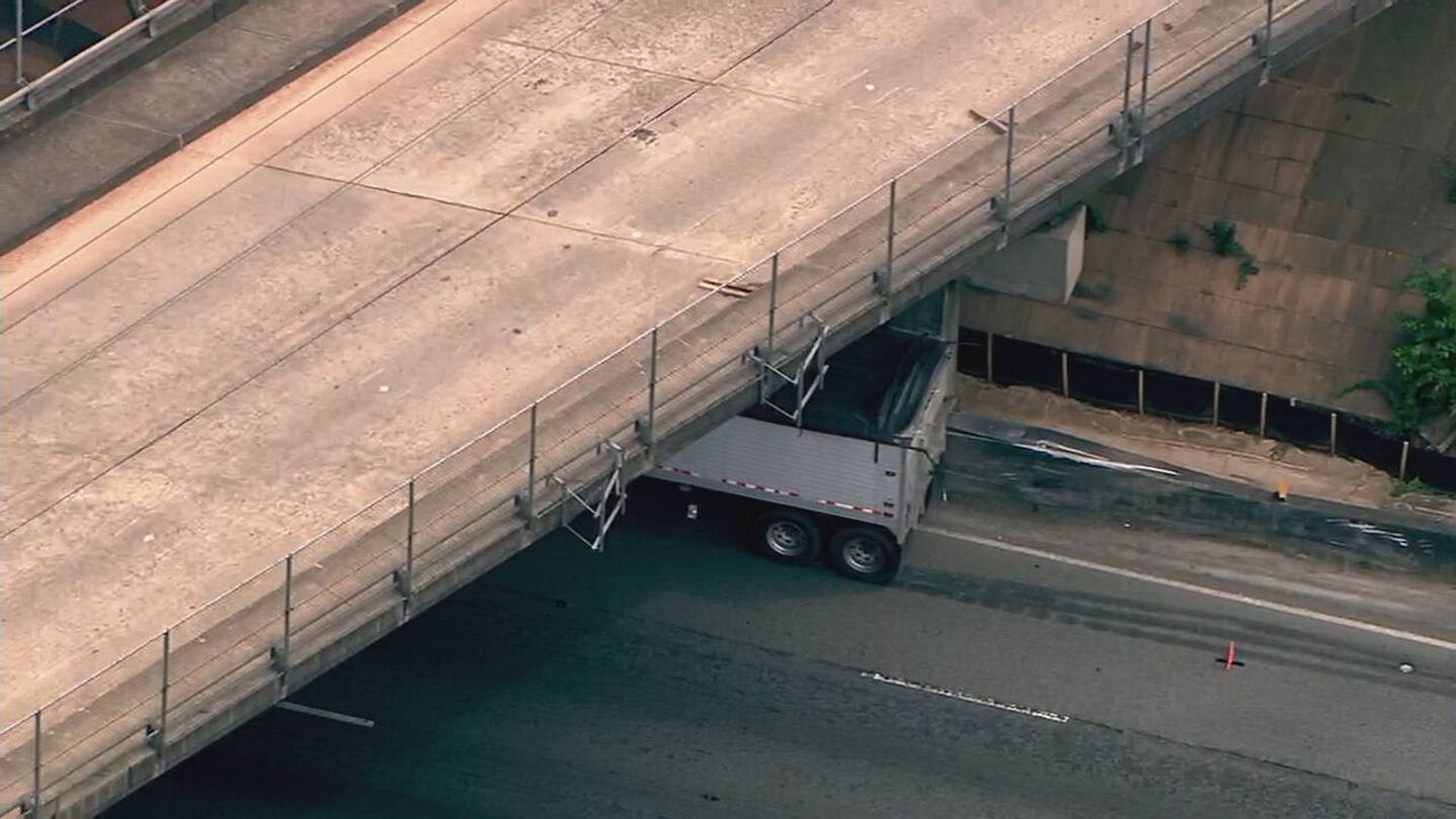 Tractor-trailer appears to crash into Mt. Vernon bridge on I-285