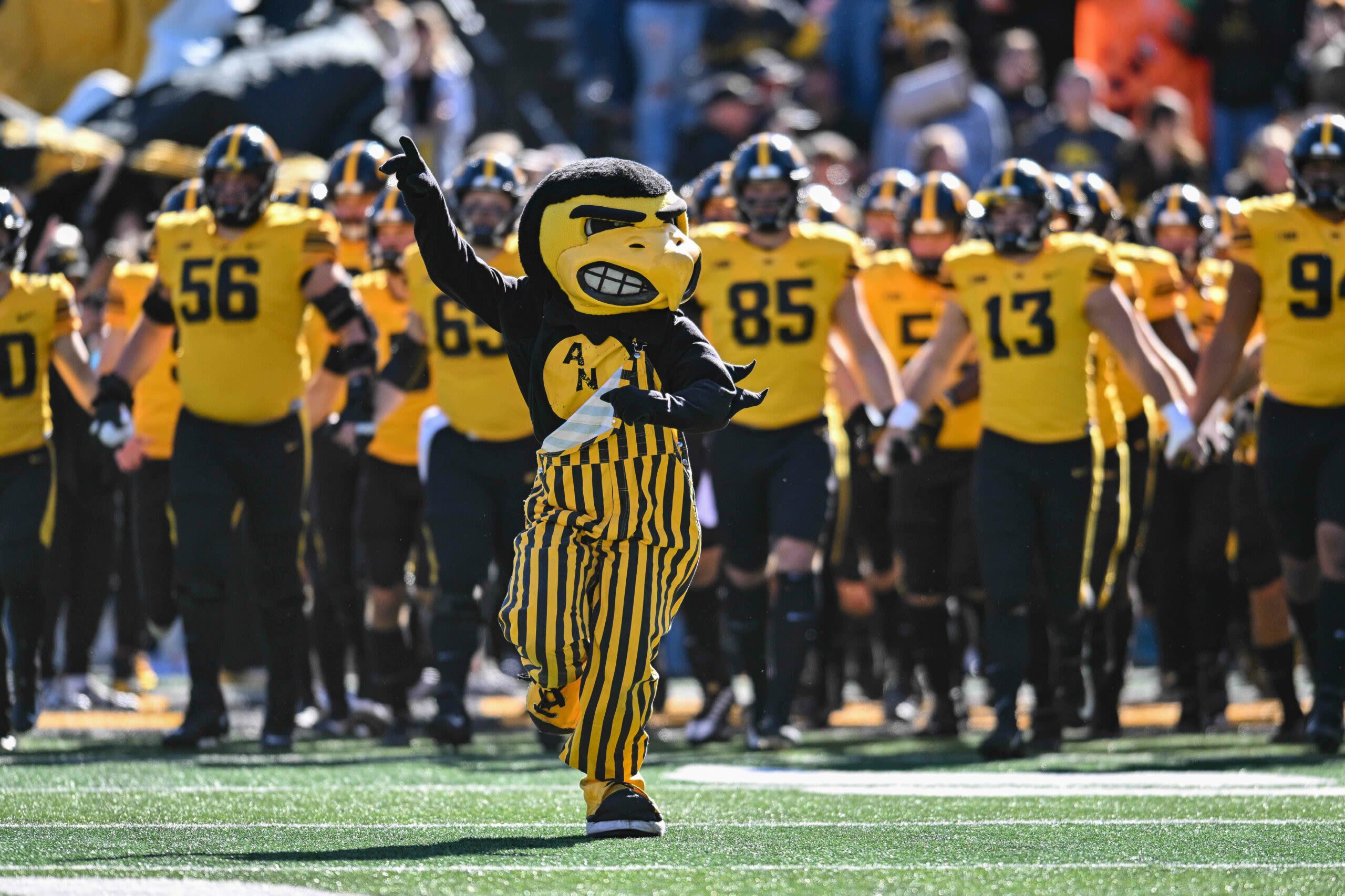 Cover 3 Podcast’s Bud Elliott says ‘cakewalk’ schedule has Iowa back in Big Ten title game mix