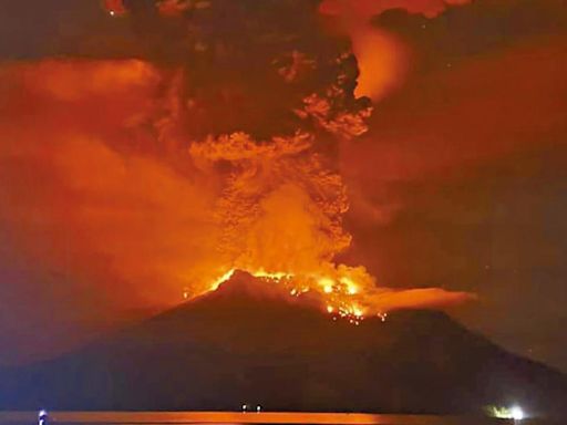 印尼火山爆發加閃電超恐怖 發海嘯警報 數千人疏散 | am730