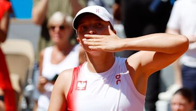 Swiatek continúa imparable y sigue los pasos de Serena Williams, Henin y Sharapova en París