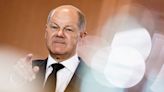 Scholz, bajo el peso de Schröder y Merkel, y de su propio pasado como alcalde