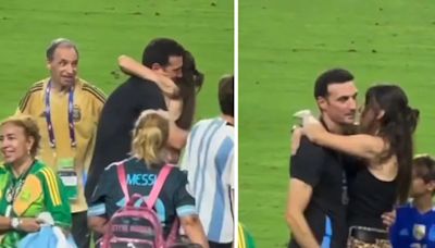 El pícaro gesto que tuvo Scaloni en el festejo con su esposa en la cancha que no pasó desapercibido | + Deportes