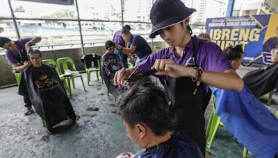 Una escuela ofrece cortes de pelo gratis ante el calor extremo en Filipinas