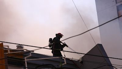 Incendio en cuatro locales en Once: gran operativo por llamas y “humo negro”