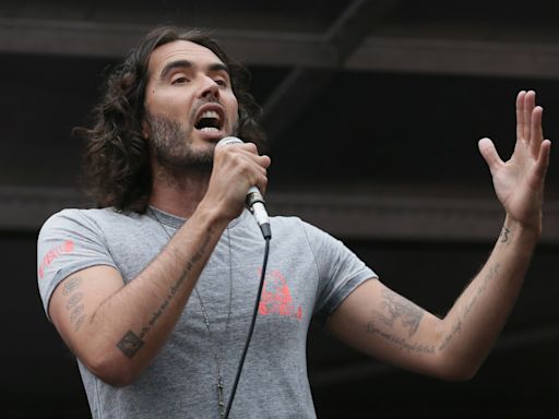 Tras acusaciones de abuso sexual, Russell Brand se bautiza para “dejar atrás el pasado” - El Diario NY