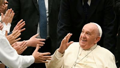 Papa Francesco incontra nonni e nipoti in Vaticano: "L'amore ci rende migliori"