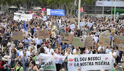 Miles de personas toman las calles de Barcelona para manifestarse contra el turismo masivo