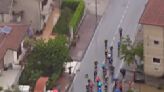 Giro de Italia: un perro se metió en la ruta y el campeón mundial Remco Evenepoel intentó esquivarlo y terminó en el piso, en una etapa llena de golpes