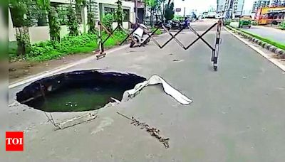 Damaged Drainage Line Causes Cave-in On City Road | Vadodara News - Times of India