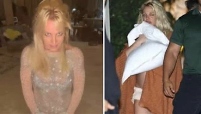 Britney Spears, seminuda e scalza scortata dai medici fuori dall'hotel. «Ha avuto una crisi». Lei smentisce: «Mi ha incastrata mamma»