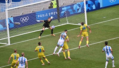 Argentina vuelve a ganar sin brillo y avanza a cuartos de final en el fútbol olímpico