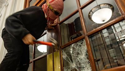 Protesters break windows at Columbia University hours after school starts suspending student demonstrators