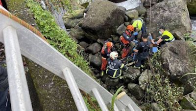 自撞新北萬里電線杆後「噴飛3公尺橋底」 騎士獲救時已無生命跡象