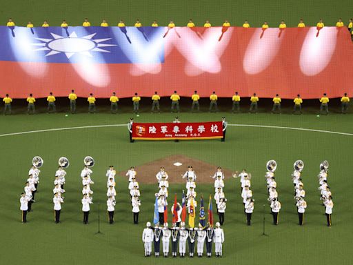 中職明星賽 陸軍專科學校展開巨幅國旗（3） (圖)