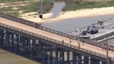 Una embarcación choca con un puente en Texas y destruye su vía ferroviaria