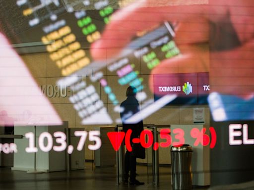 French Stocks Slide as Traders Weigh Risks From Gridlock