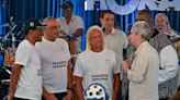 'Altas horas': Corintiano, Serginho Groisman é surpreendido por jogadores que fizeram história no time