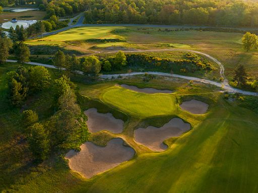 Old and New courses compare, contrast perfectly at Les Bordes in France