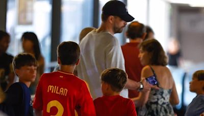 Gerard Piqué muestra su faceta paternal junto a Sasha y Milan antes de su posible asistencia a ‘La Velada del Año IV’