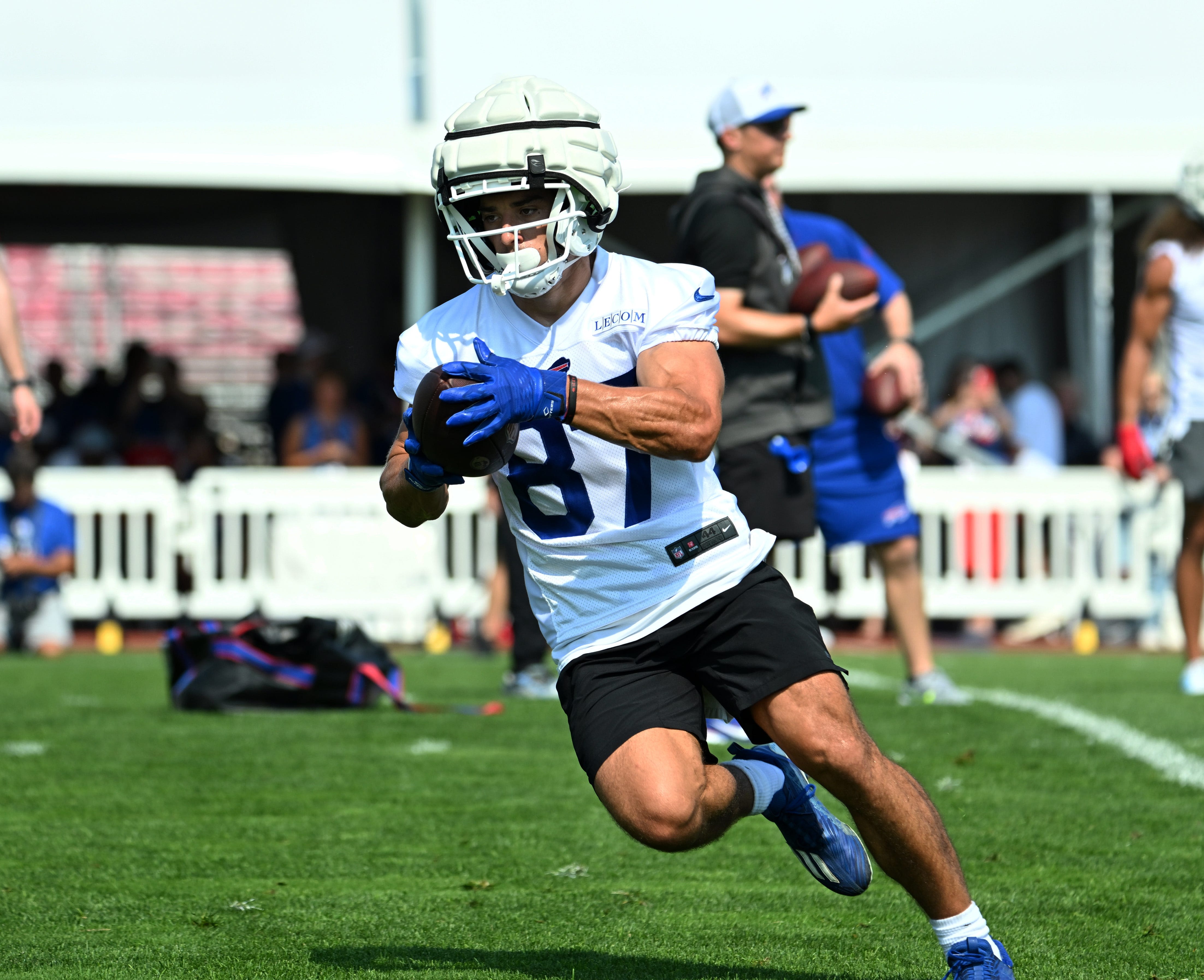 Bills WR carted off with injury returns to practice