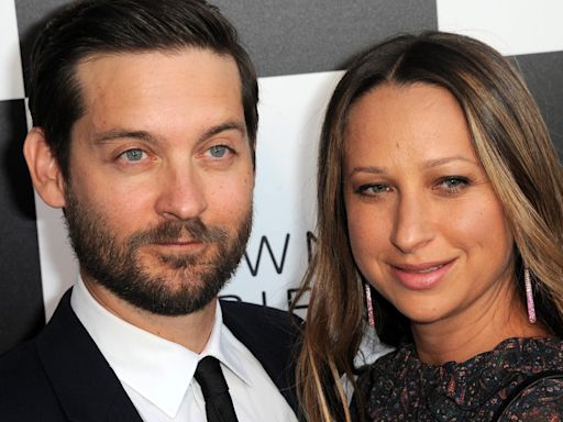 Ex-esposa de Tobey Maguire defende astro de 'Homem-Aranha' após rumores de namoro com modelo quase 30 anos mais nova: 'Estava ajudando uma amiga'