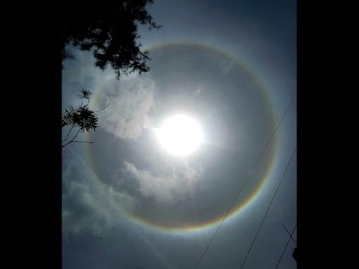 Bright ring of light in the sky: Cloud crystals create halo around sun
