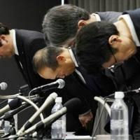 ...Pharmaceutical Co. President Akihiro Kobayashi (2nd L) and others bow their heads at a press conference in Osaka in March as the firm faces a health scare linked to its over-the-counter tablets containing red yeast rice