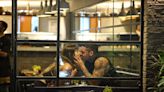 Filipe Ret e Agatha Sá dão beijos apaixonados durante ida à restaurante na Zona Sul do Rio