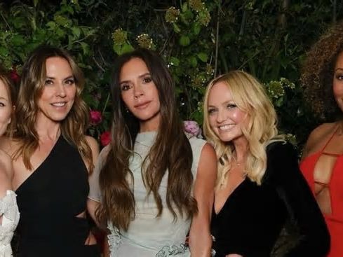 Victoria Beckham 'está mais aberta do que nunca' a uma turnê das Spice Girls após reunião em festa de aniversário, diz revista