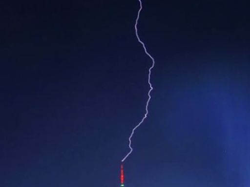 'Terrifying' Photo Captures Lightning Striking Empire State Building In New York - News18