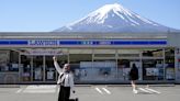 Una ciudad japonesa bloqueará la vista del Monte Fuji ante el turismo masivo