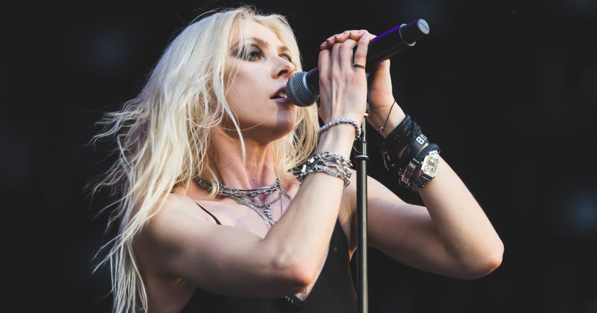 Taylor Momsen says she'll need rabies shots for 2 weeks after being bitten by a bat onstage