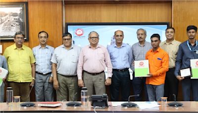 Mumbai: Western Railway GM Ashok Kumar Misra Felicitates 7 Employees For Ensuring Safe Train Operations