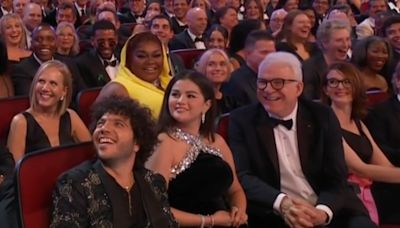 Selena Gomez posa sozinha no tapete vermelho, mas Benny Blanco a acompanha no Emmy 2024