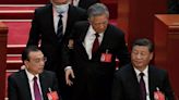 El extraño momento en que sacan al expresidente Hu Jintao en plena ceremonia del Partido Comunista de China