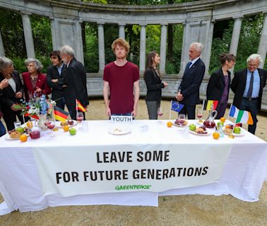 Una recreación de 'La Última Cena' en Bruselas para reclamar más políticas verdes a la UE