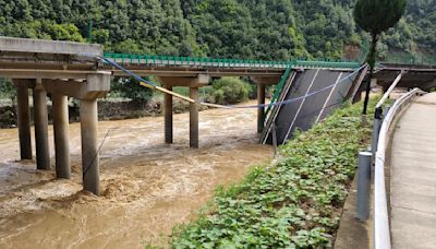 China: 11 muertos y docenas de desaparecidos tras derrumbe de un puente por inundaciones y tormentas