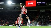 El golazo de Carlos Alcaraz para Southampton y un blooper del arquero de su equipo en la League Championship