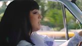 Cuál es el precio del carro que Mon Laferte manejó en el videoclip de ‘Algo es mejor’