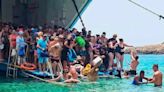 Watch as tourists get off ferry into the SEA & wade through water with bags