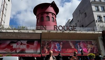 Conmoción en París: se desplomaron misteriosamente las aspas del mítico cabaret Moulin Rouge