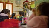 Es maestra y cruza todos los días con su canoa para dar clases a niños en las islas El Espinillo