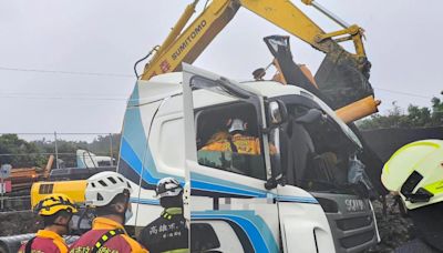 影/悚！雨後土軟砂石車後車斗傾覆重壓車頭 駕駛命危