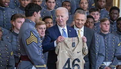 Biden celebra con los Army Black Knights el trofeo militar de fútbol americano