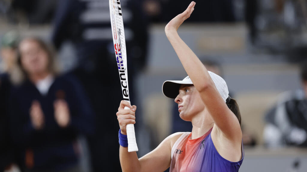 Swiatek pleads for peace from the fans after edging past Osaka at French Open